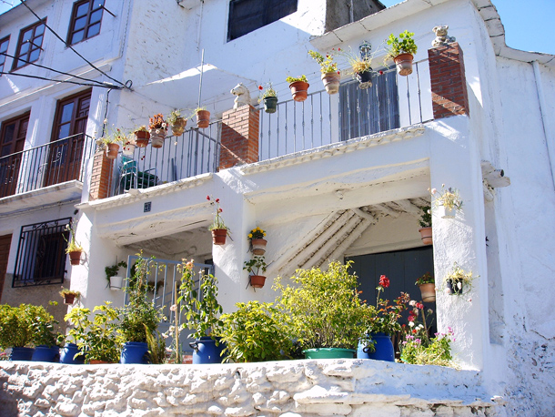 El paisaje de Picena está lleno de casas blancas con balcones